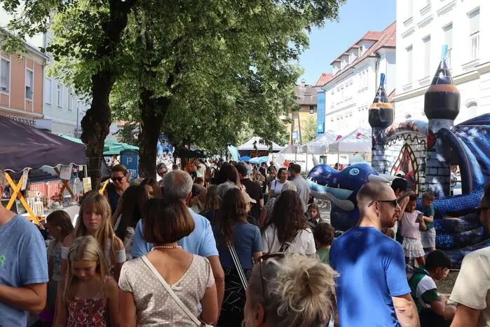 Von der Europa-Allee, der Bismarckgasse, dem Südtiroler Platz und bis zur Dr.-Karl-Renner-Gasse reihte sich Standl an Standl und lockte Besucherinnen und Besucher mit Spaß, Aktionen und Kulinarik.