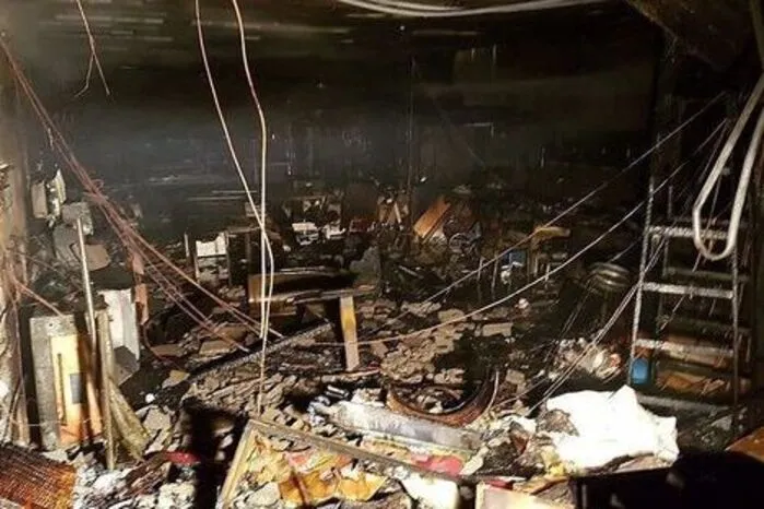 Ein Brand in einem Kapfenberger Lokal sorgte in der Nacht von Samstag auf Sonntag für einen Großeinsatz der Feuerwehren. Nun steht die Ursache fest: Beim Zuschneiden einer Metallplatte wurden Funken freigesetzt. Zur Story.  