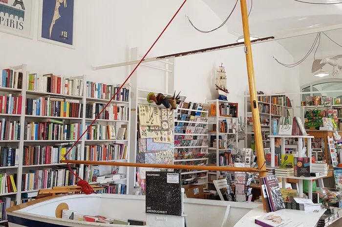 Markant: Das Boot mitten in der Buchhandlung, Bootsklasse: Optimist.
