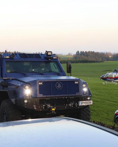 Die Einsatzkräfte der Polizei und Cobra rückten unter anderem mit gepanzerten Fahrzeugen und Hubschraubern aus