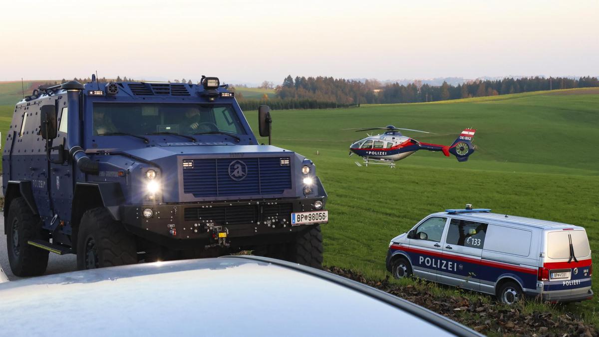 Die Einsatzkräfte der Polizei und Cobra rückten unter anderem mit gepanzerten Fahrzeugen und Hubschraubern aus