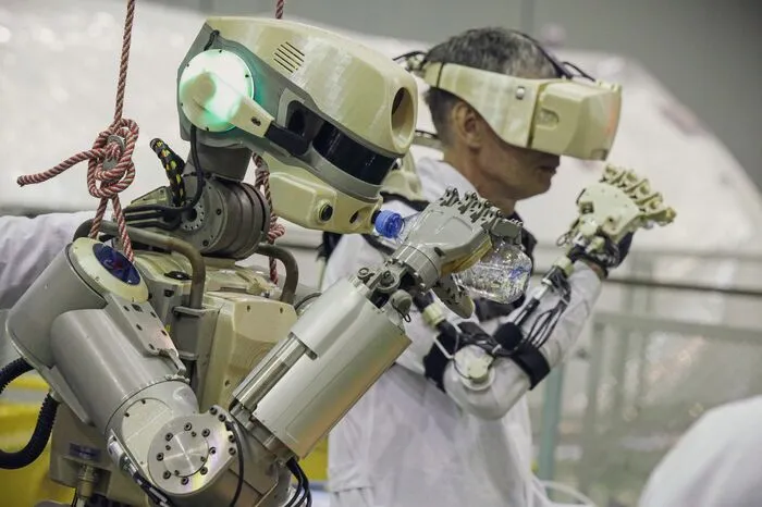 Der 1,80 Meter große und 160 Kilogramm schwere Roboter ahmt Bewegungen nach und lernt auf diese Weise menschliche Handlungsabläufe.