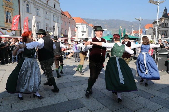 Die Stimmung ist großartig: beim Flanieren, Singen, Musizieren und Tanzen! Jeder kommt auf seine Kosten