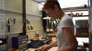 Brigitte Fritz repariert alle Reißverschlüsse gleich in ihrer Werkstatt
