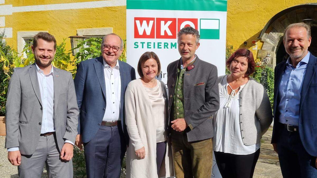 Unternehmer Siegfried Hermann (3. v. r.) war am Mittwoch einer von sieben Unternehmern, den Michael Klein, Manfred Kainz, Petra Brandweiner-Schrott und Andreas Herz von der WKO besuchten