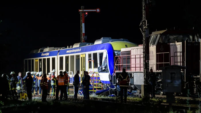 Beim Zusammenstoß zweier Züge im deutschen Bundesland Bayern sind am Montagabend zwei Menschen ums Leben gekommen.