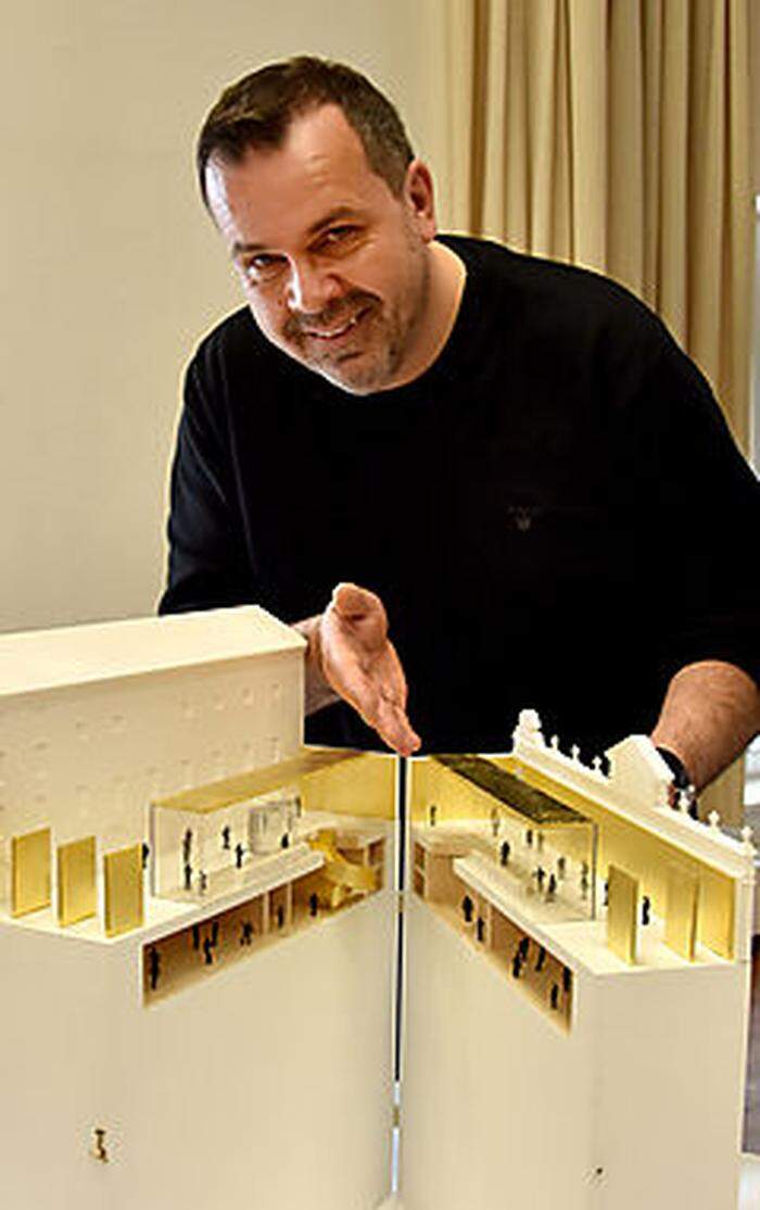 Architekt Stefan Marte mit dem Modell. 