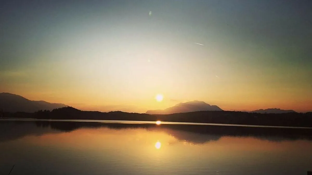 Blick über den Faaker See in Richtung Dobratsch