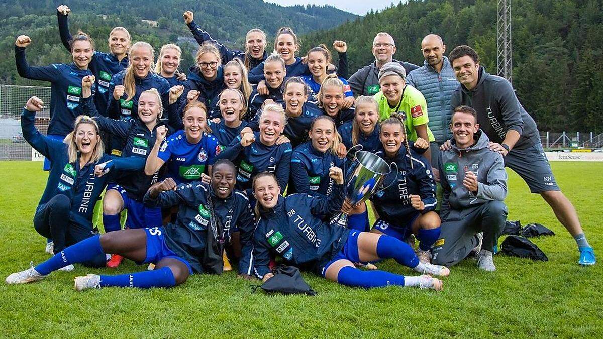 Franziska Fuhrmann (links hockend) mit dem 1. FFC Turbine Potsdam