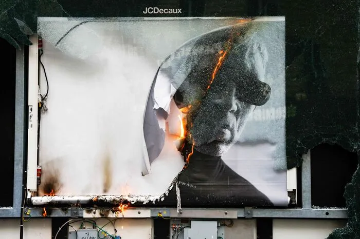 In Paris und anderen Großstädten gab es Festnahmen und Verletzte, die Polizei setzte Tränengas ein. Demonstranten setzten Autos und Mülltonnen in Brand und warfen Scheiben von Banken und Geschäften ein.