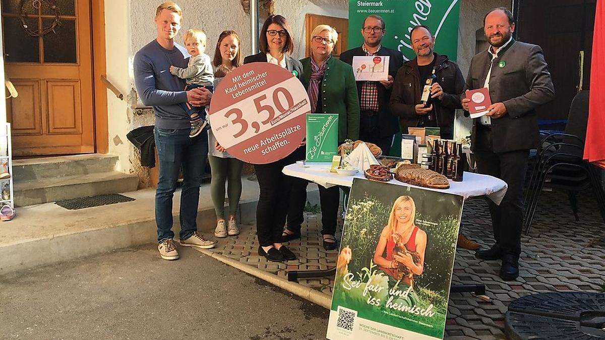 Mathias und Marlene Lorenz, Christine Sommersguter-Maierhofer, Michaela Mauerhofer, Manfred Oberer, Markus Hirtler und Berhert Lebitsch bei der Woche der Landwirtschaft