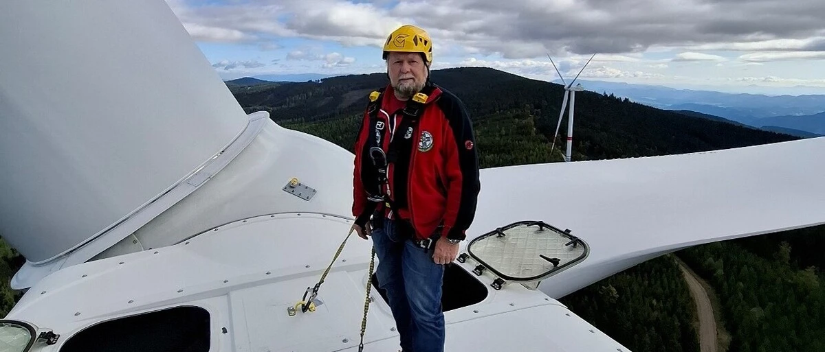  Ortsstellenleiter Manfred Ozwirk auf einem Windrad 