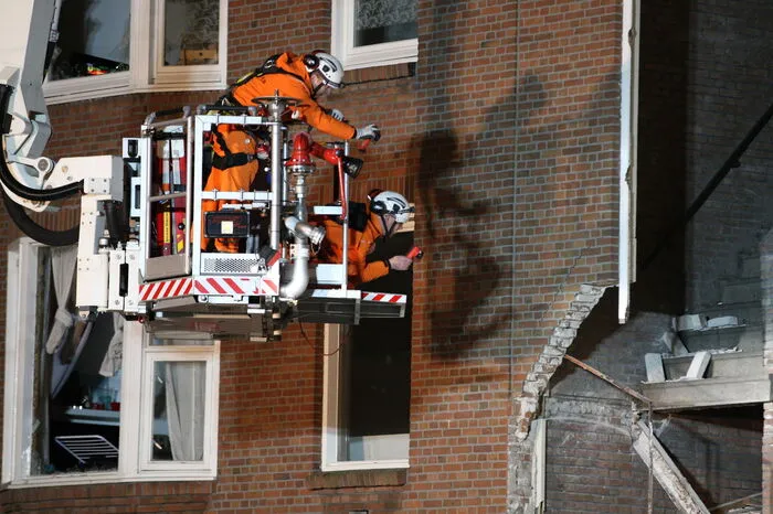 Die gesamte Frontpartie war in sich zusammengebrochen und teilweise auf zwei vor dem Haus geparkte Autos gestürzt.