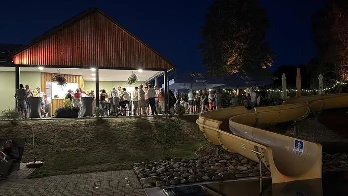 Im Familienfreibad Söchau wurde zum ersten Mal ein rauschendes Sommernachtsfest bis spät in die Abendstunden gefeiert.