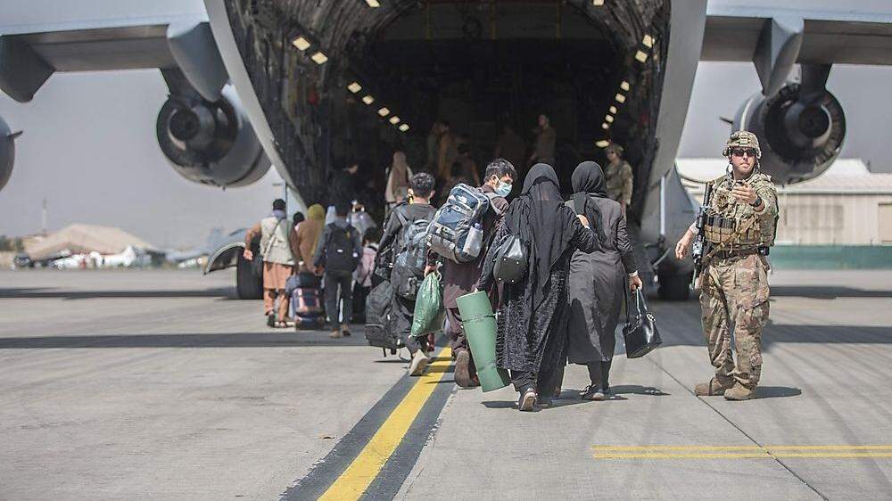 Die Frage, ob Österreich Flüchtlinge aus Kabul aufnehmen soll, beschäftigt derzeit Regierungen und NGOs.
