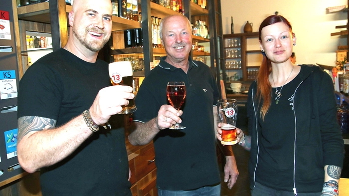 Gemeinsam mit seiner verlobten Diandra Lechner und Vater Franz Hohl stieß er auf den Erfolg an.