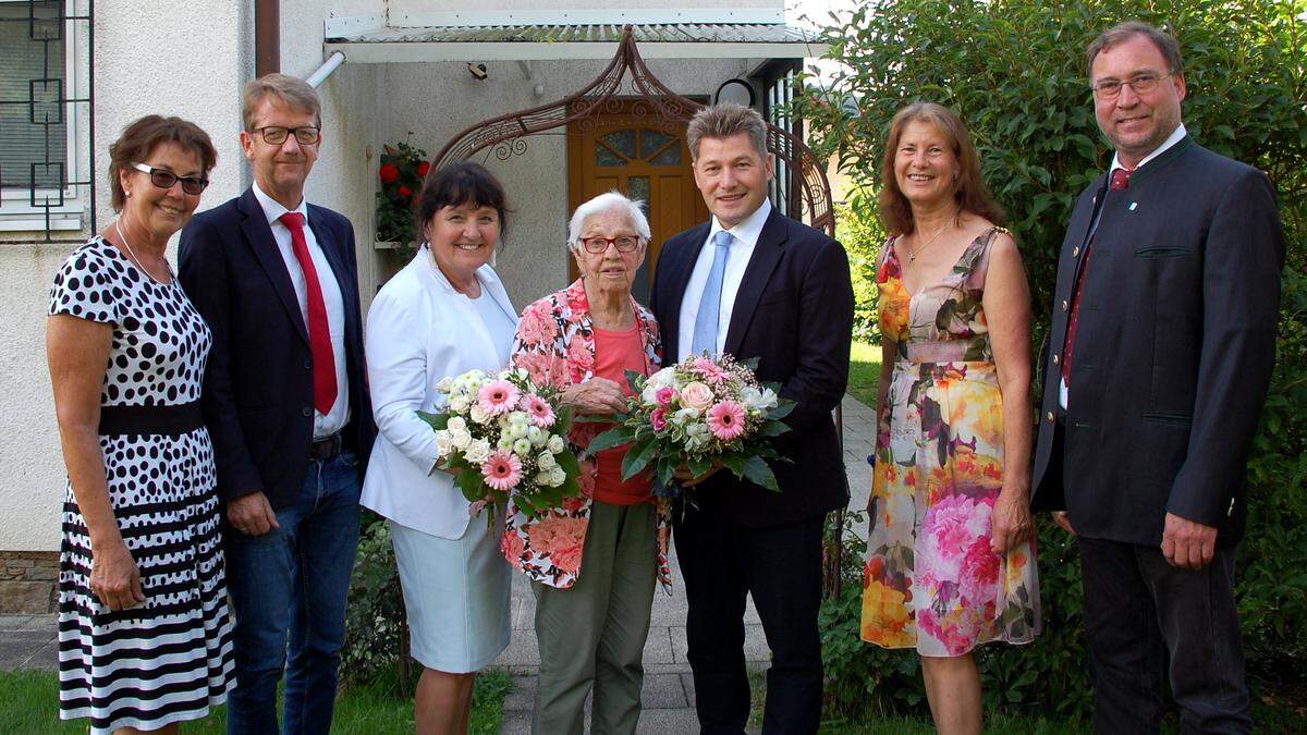 Von links: Nichte Hildegard Pachler, Gerhard Hörmann, Manuela Khom, Jubilarin Katharina Pühringer, Josef Maier, Marianne Höfferer-Pachler (Nichte) und Kurt Kreinbucher