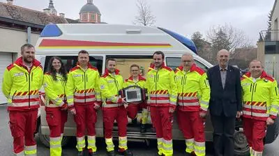 Die Freude über den neuen Patientenmonitor ist nicht nur bei der Rotkreuz-Ortsstelle Pöllauer Tal mit Leiter Christoph Schweighofer (4. v. rechts) groß, sondern auch bei den Verantwortlichen der Bezirksstelle