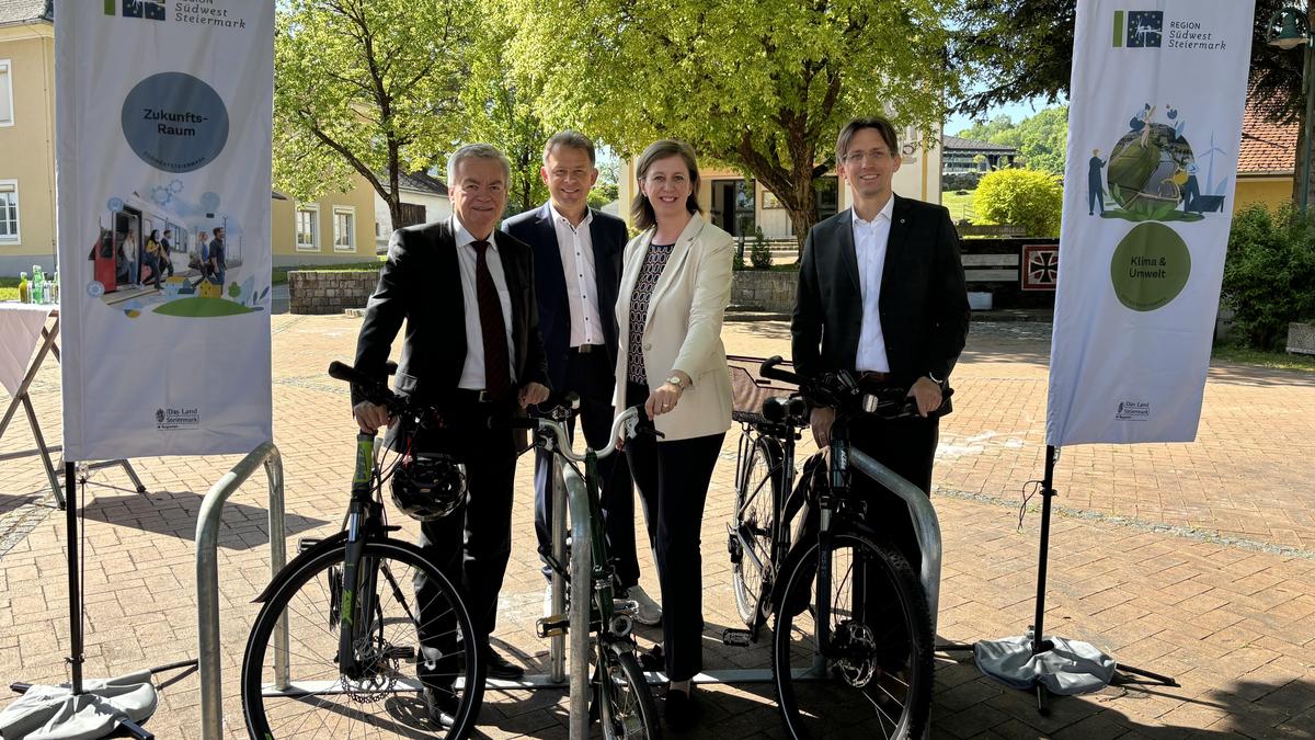 Landeshauptmann-Stellvertreter Anton Lang, Bürgermeister von Wettmannstätten, Peter Neger, Landesrätin Barbara Eibinger-Miedl und Nationalratsabgeordneter Joachim Schnabel (v. l.)