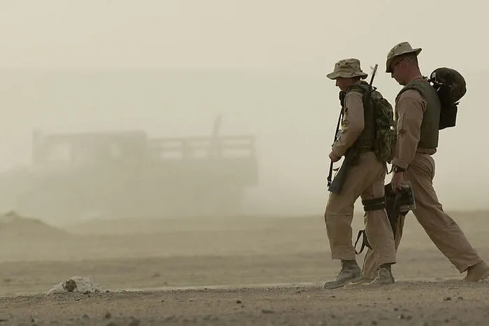 Im Zuge der "Enduring Freedom-Operation" beginnt auch der Krieg in Afghanistan, wo das seit 1996 herrschende Taliban-Regime gestürzt werden sollte, um Al-Kaida zu bekämpfen.