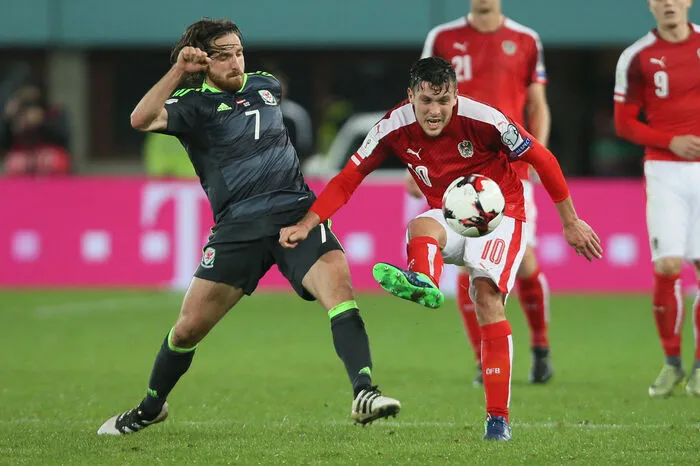 Joe Allen - hier im Zweikampf mit Zlatko Junuzovic - ließ die Waliser in der 22. Minute jubeln.