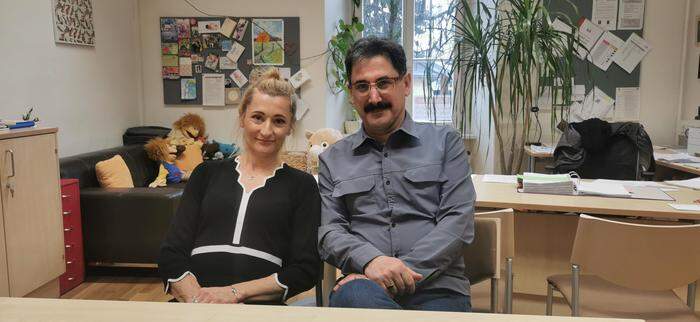 Schuldirektorin Barbara Gmeiner und Sozialarbeiter Yaşar Genç   