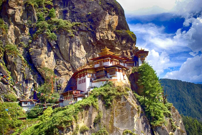 Bhutan. Das Königreich in Südostasien ist für viele Reisende immer noch eine Art Shangri-La. Obwohl die Zahlen der Besucher steigen, versucht Bhutan die Touristenmassen im Zaum zu halten und so ist nach dem Konzept „High Value, Low Impact“ für jedes Arrangement ein Mindestpreis  von 200 oder 250 US-Dollar pro Nacht (je nach Jahreszeit) vorgeschrieben. Zusätzlich wird eine „Einreisegebühr“ von 40 US-Dollar erhoben.
