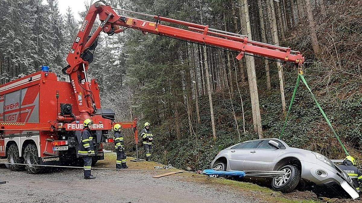 Der Wagen geriet von der Schotterstraße und drohte in ein Bachbett zu kippen