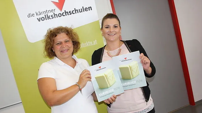 Beate Gfrerer (links) und Lisa Glatz mit den neuen Kursbüchern. Im Bezirk werden im kommenden Semester über 190 Kurse in verschiedenen Sparten angeboten. Dabei unterstützt sie die Gemeinde mit 3000 Euro im Jahr 
