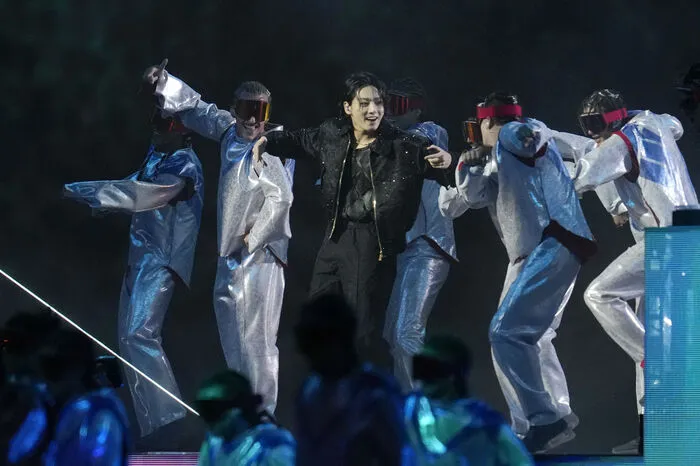 Mit dem Song "Hayya Hayya (Better Together)" leitete Jung Kook von der südkoreanischen Boygroup BTS die Fußball-Weltmeisterschaft in Katar ein.