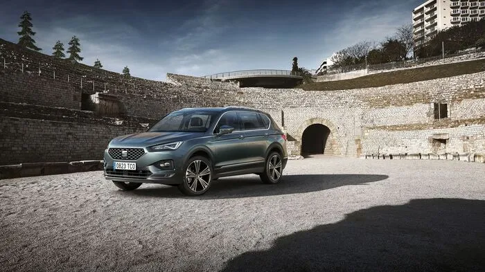 Ateca, Arona – jetzt der Tarraco: Als drittes SUV schickt Seat den Tarraco ins Rennen. Weil er mit einer Länge von 4735 Millimetern auch das größte ist, nimmt er gleichzeitig die Position des Flaggschiffs der Marke ein.