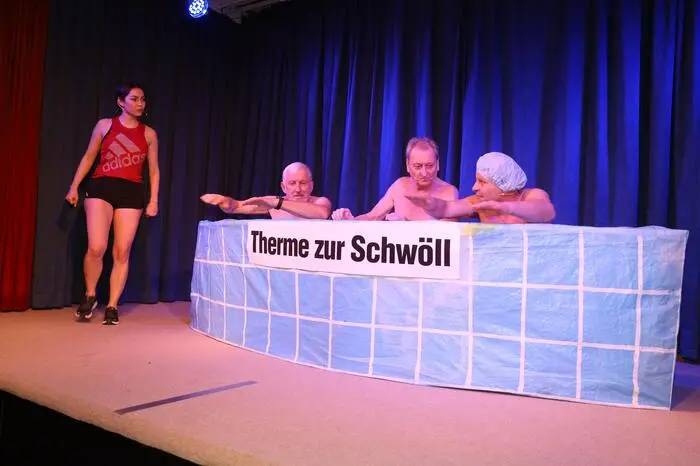 Es war eine Show in der ein ungewöhnlicher Thermenbesuch, ein altes Ehepaar, Tanzvorführungen, Dorfgesang, ein Klimaaktivist und die Dorfratschen das Publikum begeisterten.