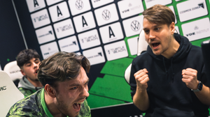 Philipp Gutmann (rechts im Bild) mit VfL Wolfsburg-E-Sportler Benedikt Bauer