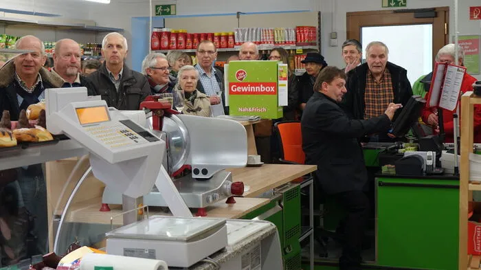 Die Besucher drängten sich in das neue Geschäft in der Stanz.