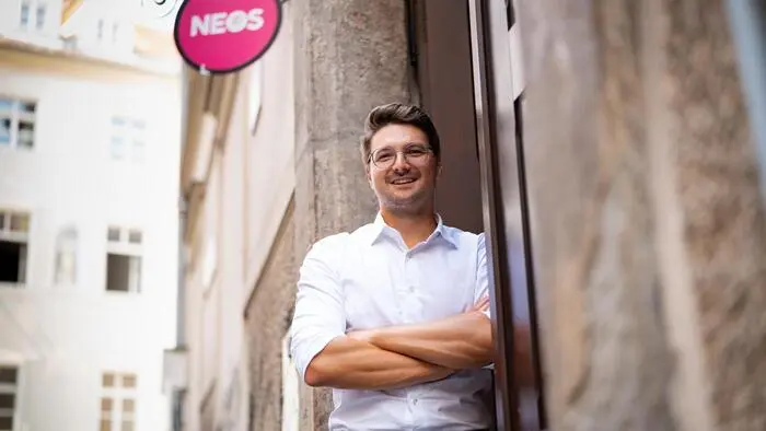 Der steirische Neos-Chef Niko Swatek konnte den erweiterten Bundesvorstand seiner Partei von seiner Idee der leistungsabhängigen Politbezüge überzeugen