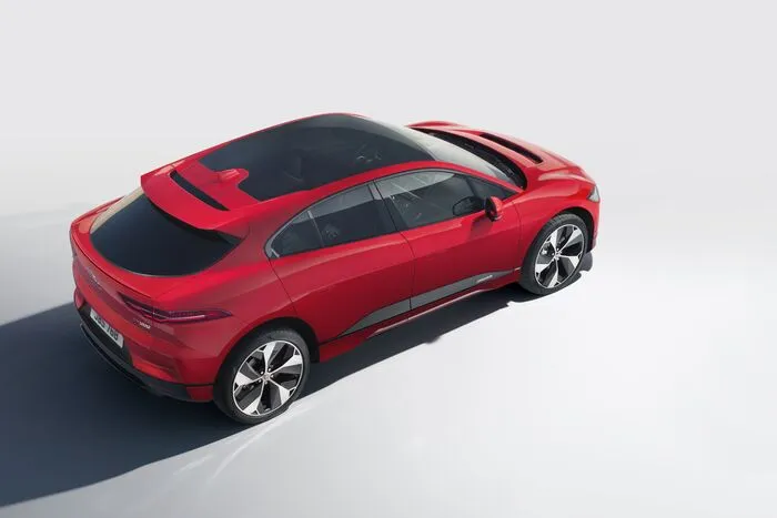 Mit einem Radstand von 2990 und einer Länge von 4682 Millimetern beansprucht der Crossover ähnlich viel Verkehrsfläche wie Jaguars SUV F-Pace – und bietet zugleich das Platzangebot eines Modells der nächsthöheren Klasse. Der I-Pace kann ab sofort zu Preisen ab 78.380 Euro bestellt werden.