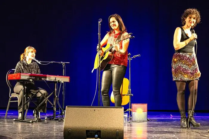 In ihren Songs nehmen sie Anleihen aus Pop, Folk und World. Dafür gab es jede Menge Beifall.