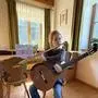 Nachdem Lena Steinkellner schon als Vierjährige Gitarrenunterricht nahm, folgte im Alter von sechs Jahren die Ausbildung auf der Querflöte