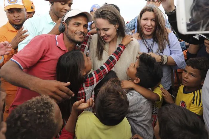 Inzwischen seien rund 4 Millionen Menschen aus Venezuela geflohen, sagte Jolie. Rund 1,3 Millionen von ihnen hätten in Kolumbien Zuflucht gesucht.