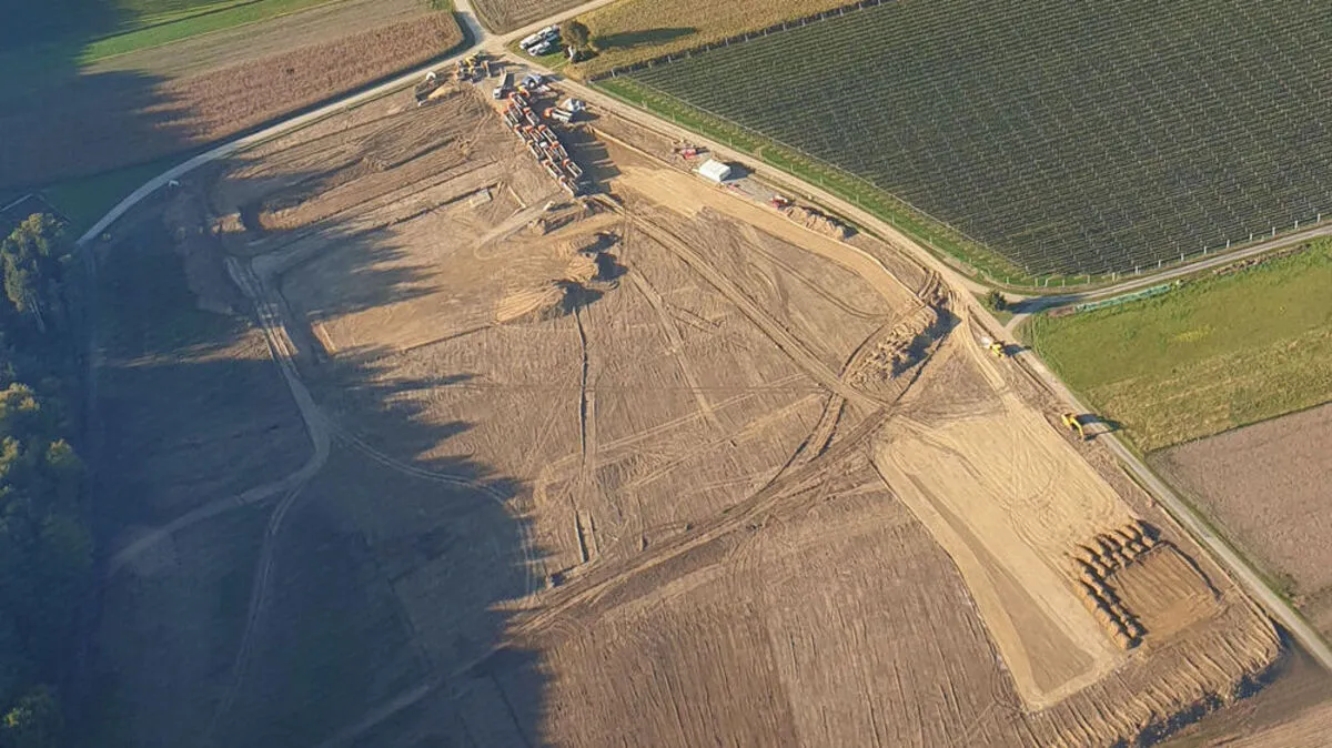 Die Riesenbaustelle - hier entsteht bis 2021 die neue Fertigungshalle von Egger Glas