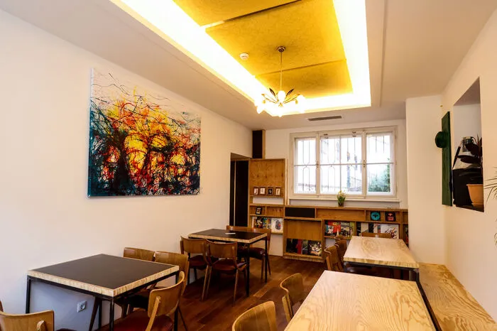 ... ein gemütlicher Raum zum Essen mit wechselnder Kunst an den Wänden ...