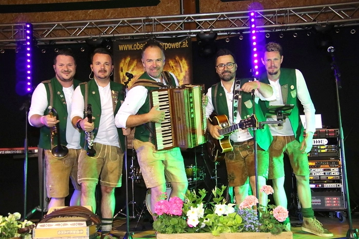 Und scharenweise waren sie gekommen, die Lausmenscha und die Spitzbuam um sich zu den flotten Klängen der „Oberkrainer Power“ bis in den frühen Morgen zu unterhalten.
