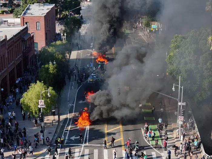 Protesters clash with police in Los Angeles as Trump administration continues immigration raids LOS ANGELES, CALIFORNIA, US - JUNE 8: Smoke rises during clash between police and demonstrators as the Trump administration continues its immigration raids in the US state of California, Los Angeles, United States on June 8, 2025. Hundreds of protesters demand that Immigration and Customs Enforcement ICE raids at workplaces in America s second largest city stop immediately. Tayfun Coskun / Anadolu California United States. Editorial use only. Please get in touch for any other usage. PUBLICATIONxNOTxINxTURxUSAxCANxUKxJPNxITAxFRAxAUSxESPxBELxKORxRSAxHKGxNZL Copyright: x2025xAnadoluxTayfunxCoskunx