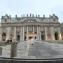Allein schritt Franziskus vom leeren Platz zur Petersbasilika hinauf