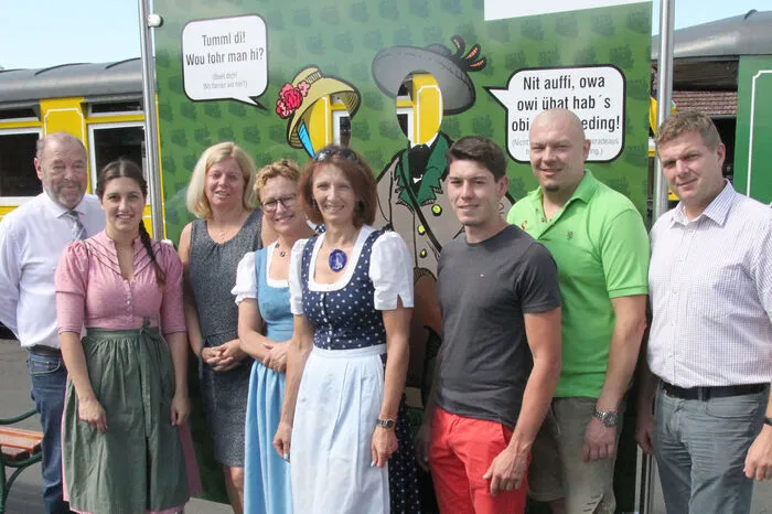 Neue Werbelinie beim Tourismusverband Schilcherland-Stainz-Reinischkogel unter Obmann Ewald Zarfl. Beim Bahnhof wurde eine Tafel errichtet, auf der Erzherzog Johann und Anna Plochl zu sehen sind. Gäste können ihren Kopfdurch die Tafel stecken. Zur Enthüllung kamen auch die Bürgermeister Walter Eichmann und Stephan Oswald.