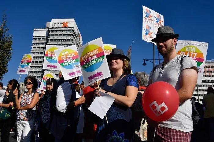 Der deutsche Außenminister Heiko Maas unterstützt die in Berlin geplante Großdemonstration. Der SPD-Politiker nannte es ein großartiges Signal, dass am Samstag so viele auf die Straße gehen. "Wir lassen uns nicht spalten - von rechten Populisten schon gar nicht", sagte Maas den Zeitungen der Funke-Mediengruppe (Samstag).