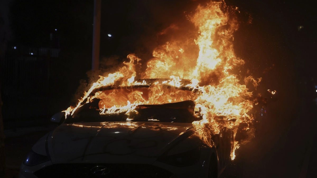 Brennendes Auto bei den Krawallen in  Los Angeles, Montag, 9. Juni 2025 