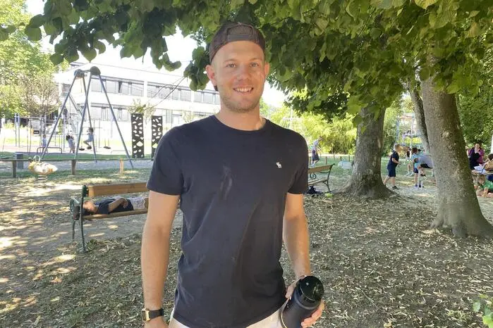 Elias Niederl, Lehrer an der Volksschule 1 in Feldbach und seine Schützlinge trotzten dem heißen Wetter mit einem Picknick und einer kleinen Yoga-Einheit unter schattenspendenden Bäumen im Bewegungs- und Motorikpark in Feldbach. „Gestern waren wir den ganzen Tag im Wald. Im Klassenzimmer ist es momentan kaum auszuhalten“, erklärt Niederl