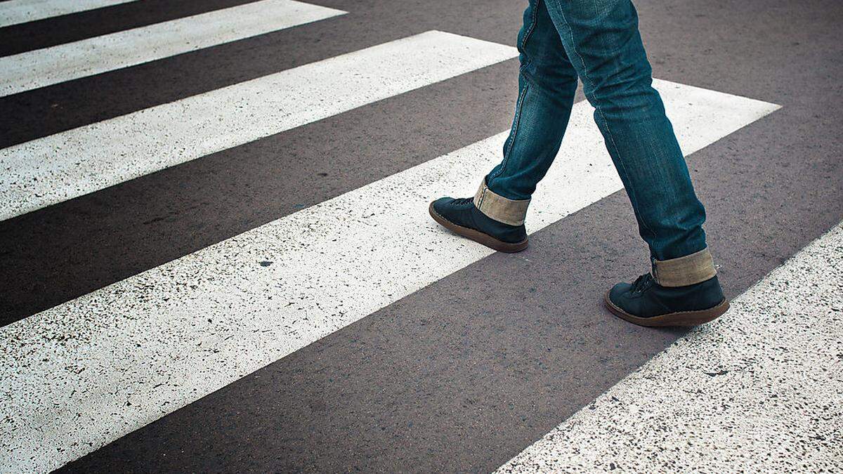 Die Frau wollte auf einem Zebrastreifen die Fahrbahn überqueren