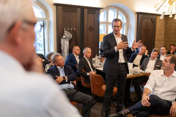 Martin Payer (FH Joanneum) in engagierter Debatte